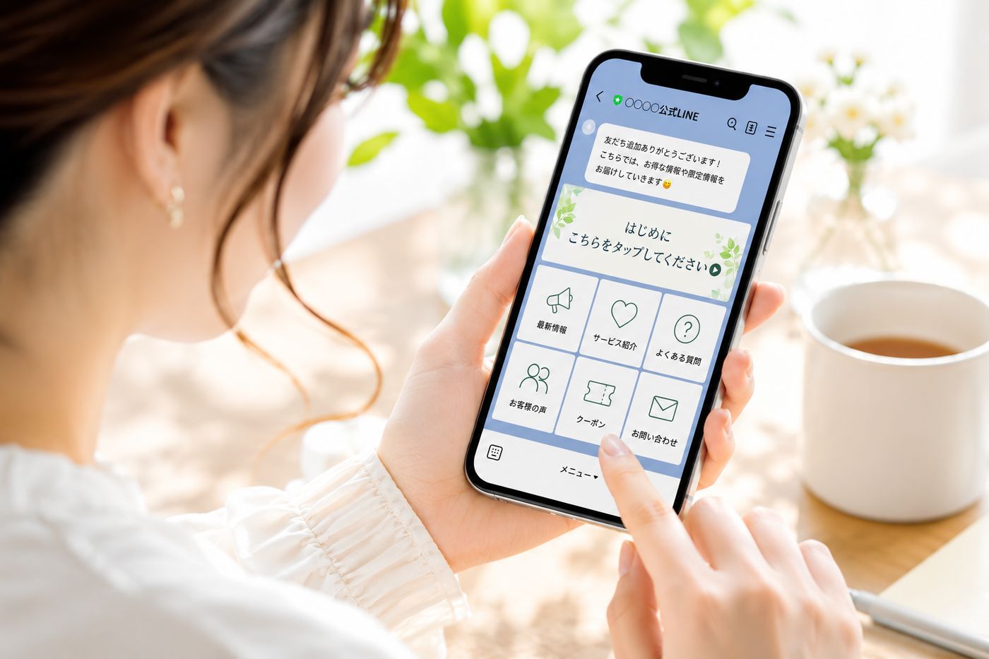 お客様がスマホでLINE公式アカウントのリッチメニューを操作しているイメージ写真