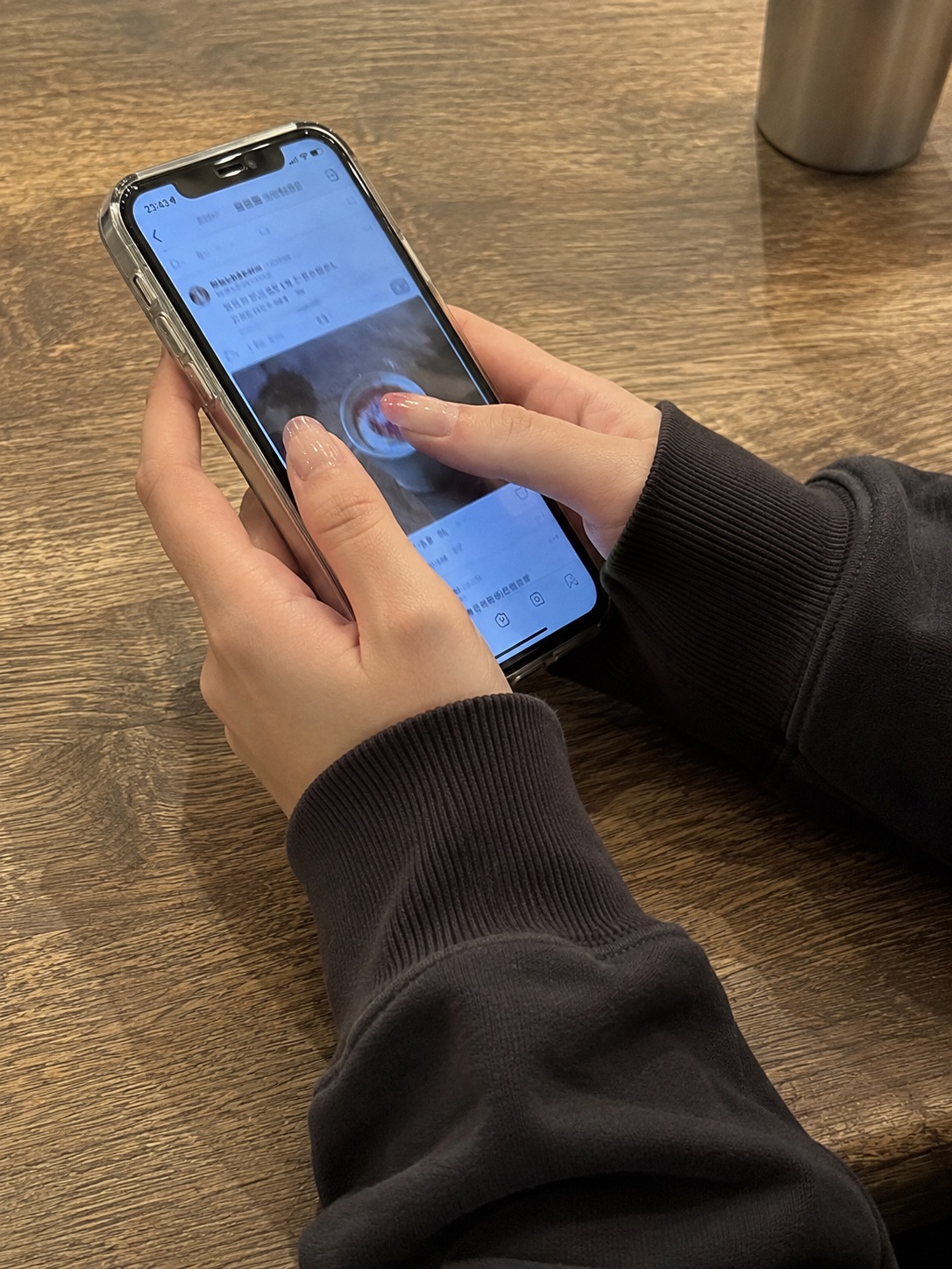 スマートフォンでホームページを見る様子
